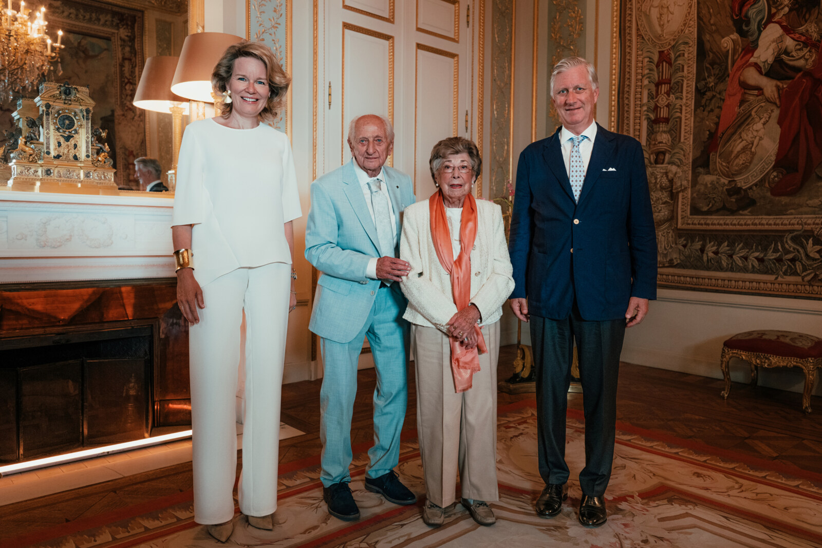 Wanneer royals elkaar ontmoeten: Familie-iconen Annie en Ray op audiëntie bij de Koning