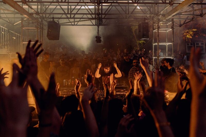 Dekmantel Festival 2026 opent nieuwe editie met Dekmantel At Dawn, stadsprogramma Into The City en Skrillex-debuut in het Amsterdamse Bos