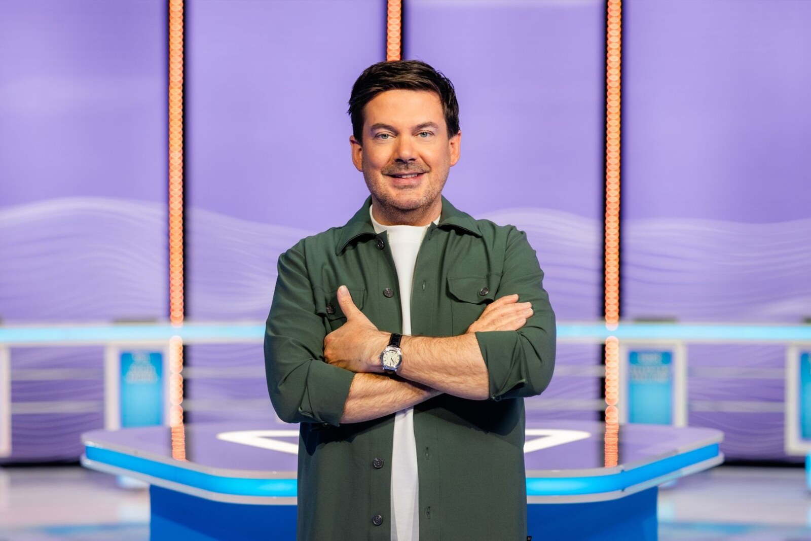 Nederlandse presentator Ruben Nicolai neemt plaats achter de quizdesk in Ik Weet Er Alles Van!