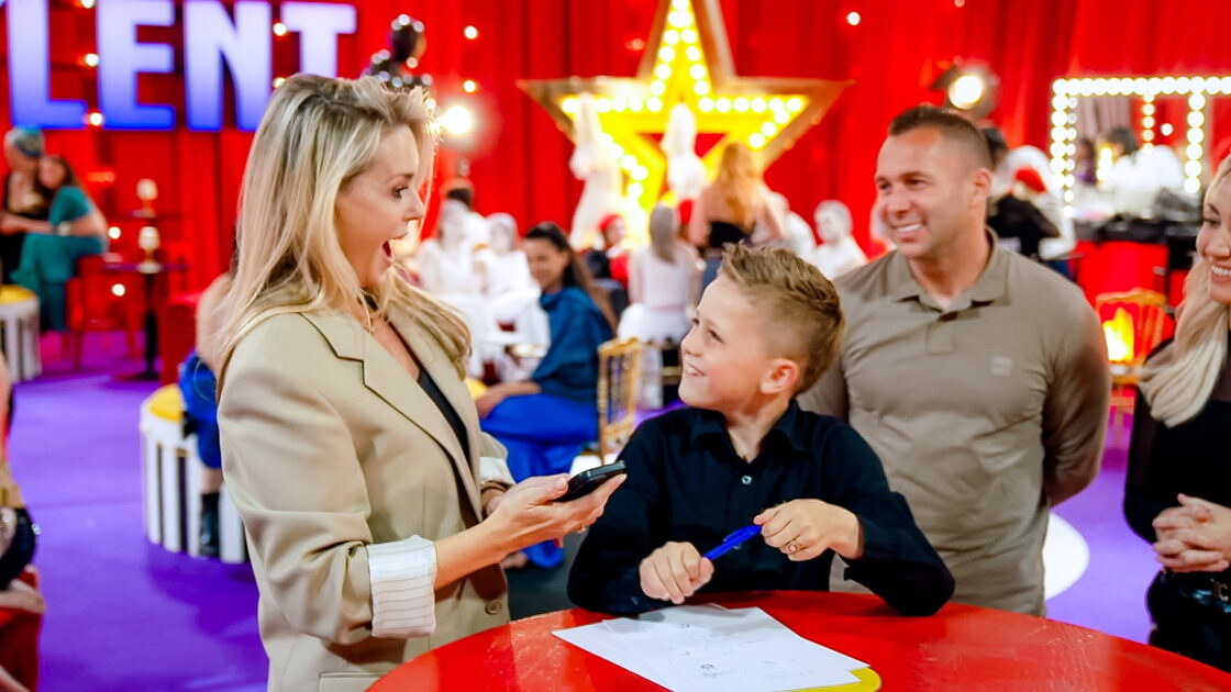 “Ik wil echt een grote zanger worden”: 8-jarige Zanger Vito brengt eigen merchandise mee naar Got Talent