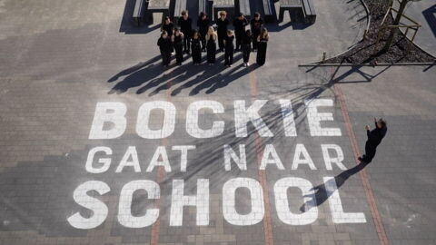 Bockie krijgt het moeilijk tijdens afscheidsspeech en brengt muzikaal eerbetoon aan zijn mama: “Al het goede in mij, komt van jou”