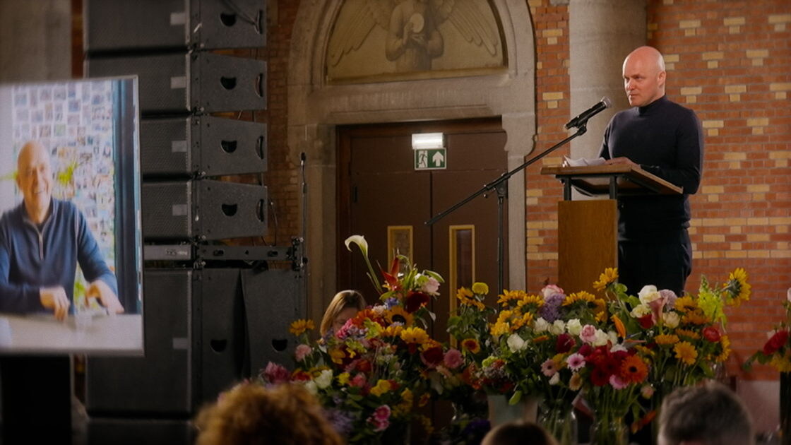 Zes humoristen schrijven een afscheidsrede in De laatste lach