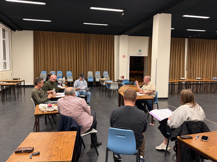 Eerste scriptlezing Sint in de Piste: vertrouwde gezichten en nieuwe Pieten ontdekken ‘Paniek in de Piste!’
