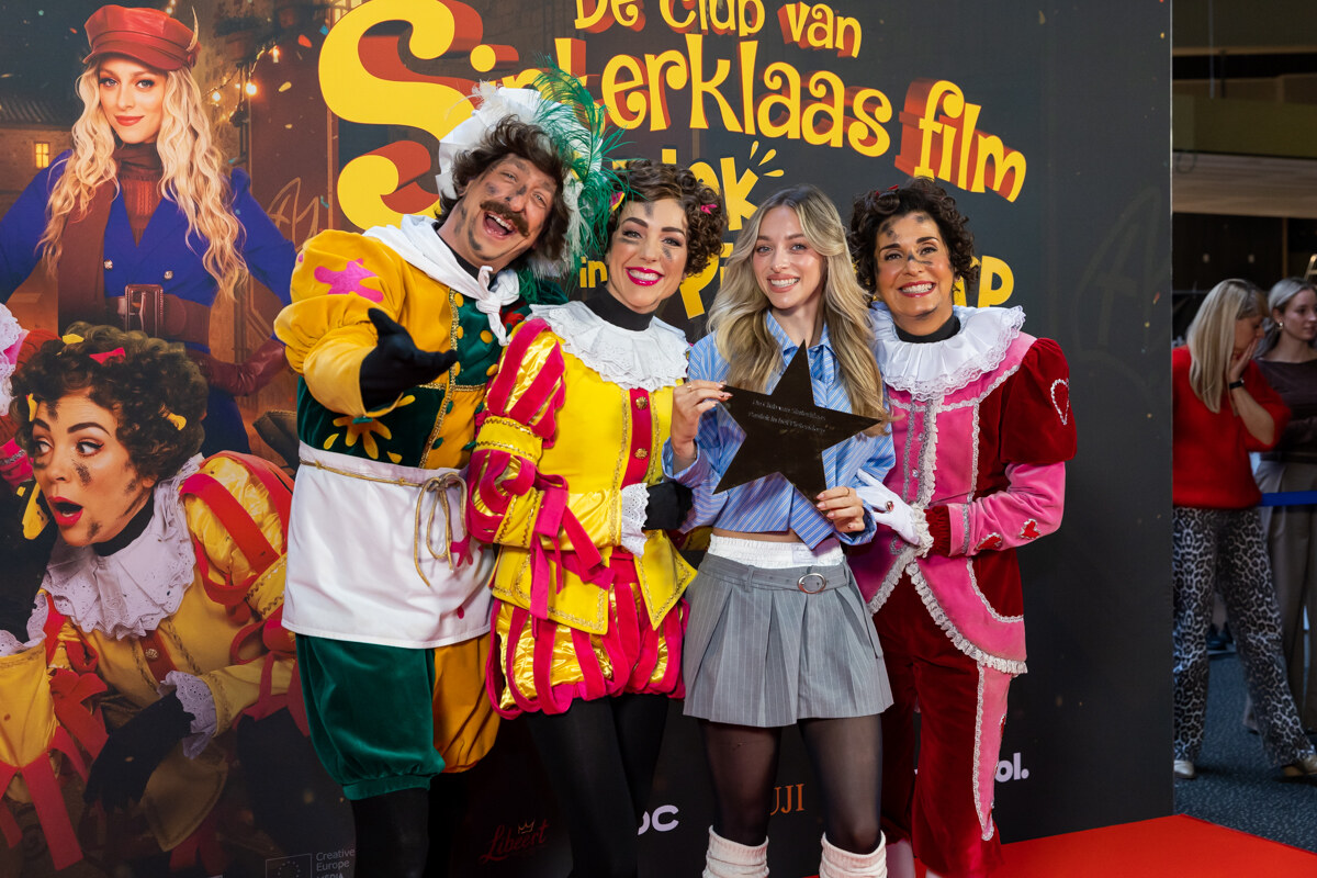 Camille en Natalia schitteren op de première van De Club van Sinterklaas: Paniek in het Pietendorp