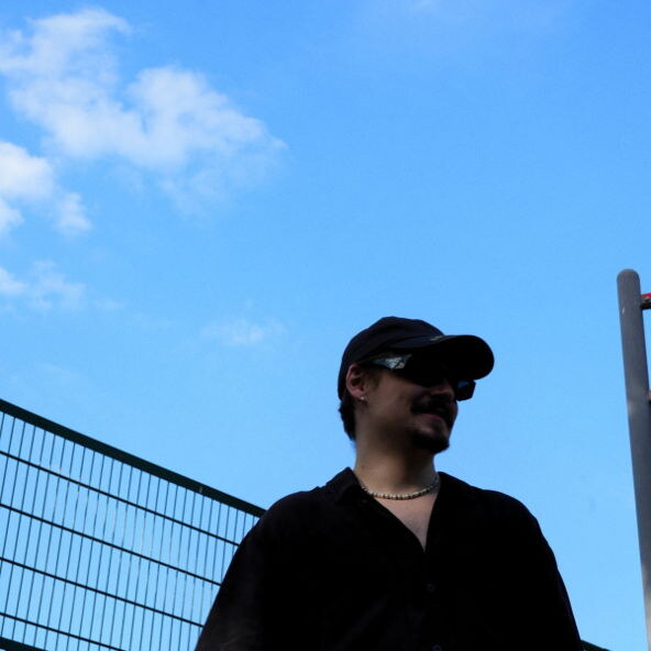 REYUS Releases 20-Track Multi-Genre Debut Album ‘I’m Listening’