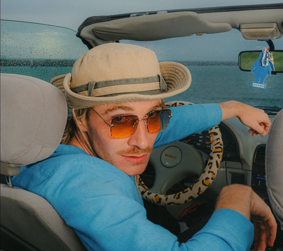Van chauffeur naar festivalpodia: Raffie de Driver brengt nieuwe single 'Dik In Orde' uit
