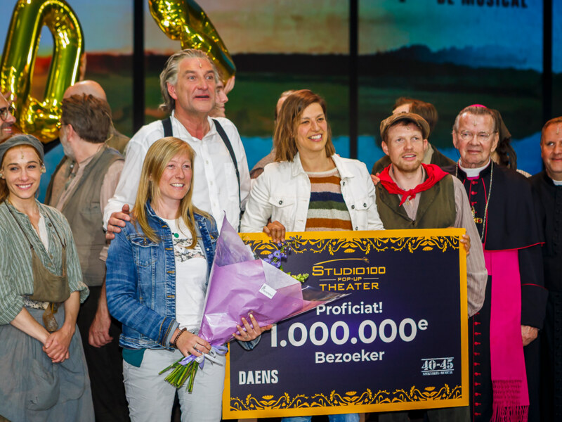 1 miljoenste bezoeker voor de succesmusical Daens @ Studio 100 Pop-Up Theater