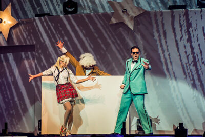 Q-Music De Foute Party 2013: podia, picture 2, photographed by Jonas Wallecan - FrontView Magazine