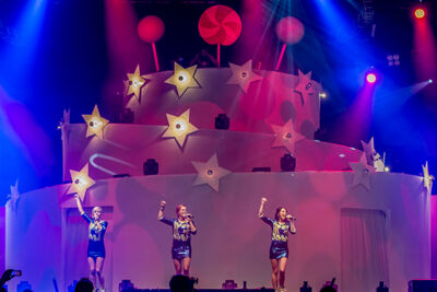 Q-Music De Foute Party 2013: podia, picture 3, photographed by Jonas Wallecan - FrontView Magazine