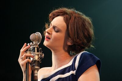 Hooverphonic Les Ardentes 2013, picture 1, photographed by Philippe Janssens - FrontView Magazine