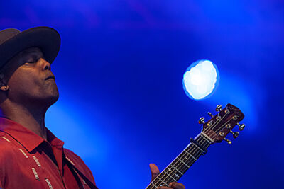 Eric Bibb @ Blues Peer 2013, picture 12, photographed by Jurgen Aerts - FrontView Magazine
