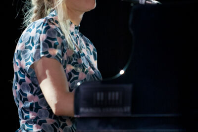 Agnes Obel dranouter 2013, picture 16, photographed by Devid Camerlynck - FrontView Magazine