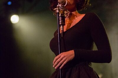 Hooverphonic @ OLT Rivierenhof, picture 21, photographed by Edwin Houdevelt - FrontView Magazine