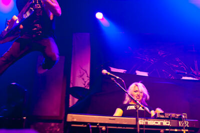 Medeia @ 013, Tilburg, picture 8, photographed by Gunter Van Hoye - FrontView Magazine