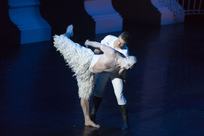 Matthew Bourne's Swan Lake @ Stadsschouwburg, picture 43, photographed by Koen Rondelez - FrontView Magazine