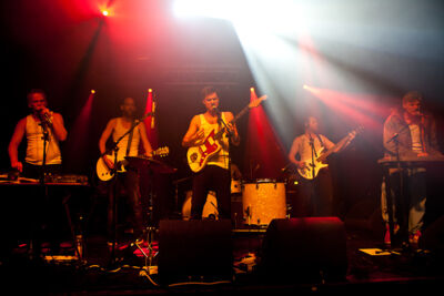 De Geweldigheid @ 013, picture 7, photographed by Gunter Van Hoye - FrontView Magazine