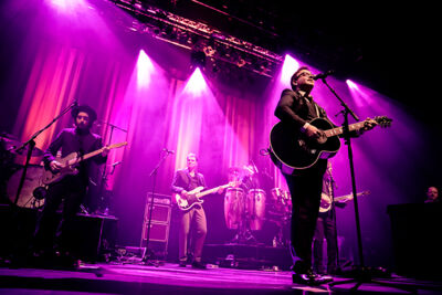 Guus Meeuwis - Het Kan Hier Zo Mooi Zijn @ 013, picture 11, photographed by Elke Briers - FrontView Magazine