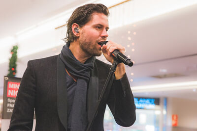 Nick & Simon en Barbara Dex @ Fnac Wijnegem, picture 1, photographed by Elke Briers - FrontView Magazine