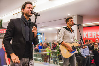 Nick & Simon en Barbara Dex @ Fnac Wijnegem, picture 12, photographed by Elke Briers - FrontView Magazine