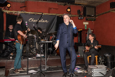 Embracing Franki & Guests Charlatan te Gent, picture 7, photographed by Guy Danneels - FrontView Magazine