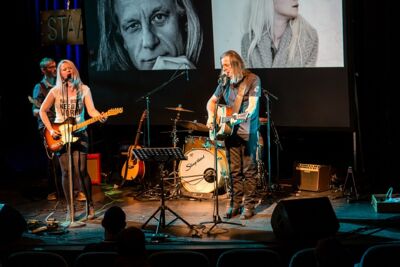 Staalplaat #2 met Guy Swinnen & Naomie Sijmons (Reena Riot) @ cc Luchtbal, picture 22, photographed by Edwin Houdevelt - FrontView Magazine