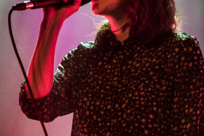 CHVRCHES @ Trix, picture 1, photographed by Tom Stessens - FrontView Magazine