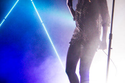 CHVRCHES @ Trix, picture 2, photographed by Tom Stessens - FrontView Magazine