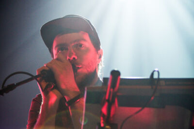 CHVRCHES @ Trix, picture 4, photographed by Tom Stessens - FrontView Magazine