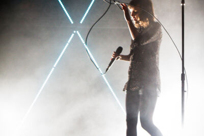 CHVRCHES @ Trix, picture 7, photographed by Tom Stessens - FrontView Magazine