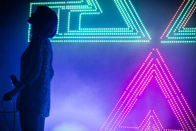CHVRCHES @ Trix, picture 10, photographed by Tom Stessens - FrontView Magazine