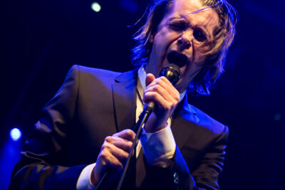 Hans Teeuwen & The Painkillers @ Paaspop 2014, foto 16, foto's door Dorien Goetschalckx - FrontView Magazine