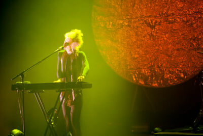 SX @ vredesfeesten Ieper Perron, picture 3, photographed by Devid Camerlynck - FrontView Magazine
