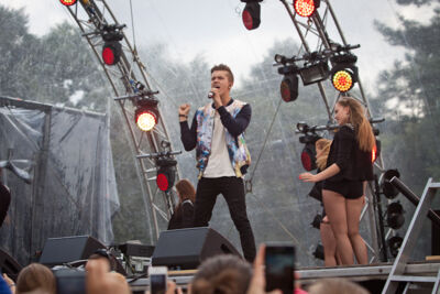 Ian Thomas @ pennenzakkenrock 2014, picture 14, photographed by Carine Wouters - FrontView Magazine