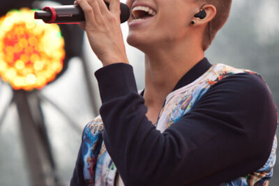Ian Thomas @ pennenzakkenrock 2014, picture 18, photographed by Carine Wouters - FrontView Magazine