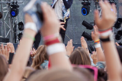 Ian Thomas @ pennenzakkenrock 2014, picture 24, photographed by Carine Wouters - FrontView Magazine