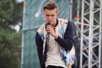 Ian Thomas @ pennenzakkenrock 2014, picture 27, photographed by Carine Wouters - FrontView Magazine