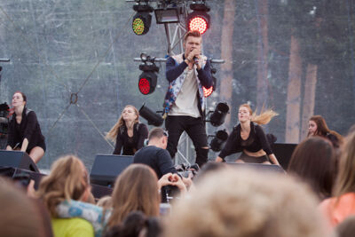 Ian Thomas @ pennenzakkenrock 2014, picture 28, photographed by Carine Wouters - FrontView Magazine