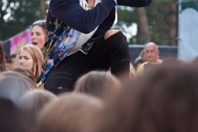 Ian Thomas @ pennenzakkenrock 2014, picture 29, photographed by Carine Wouters - FrontView Magazine
