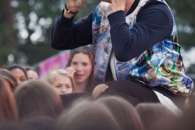 Ian Thomas @ pennenzakkenrock 2014, picture 30, photographed by Carine Wouters - FrontView Magazine