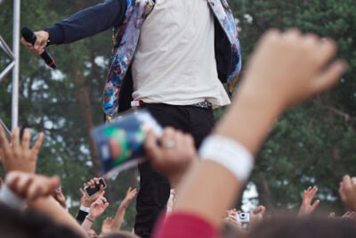 Ian Thomas @ pennenzakkenrock 2014, picture 31, photographed by Carine Wouters - FrontView Magazine