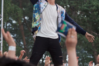 Ian Thomas @ pennenzakkenrock 2014, picture 32, photographed by Carine Wouters - FrontView Magazine
