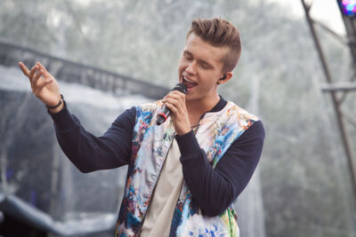 Ian Thomas @ pennenzakkenrock 2014, picture 37, photographed by Carine Wouters - FrontView Magazine