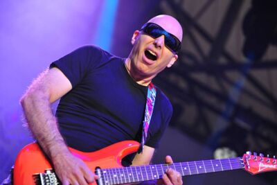 Joe Satriani @ OLT Rivierenhof, picture 7, photographed by Gunther Moens - FrontView Magazine
