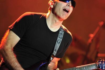 Joe Satriani @ OLT Rivierenhof, picture 14, photographed by Gunther Moens - FrontView Magazine
