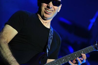 Joe Satriani @ OLT Rivierenhof, picture 17, photographed by Gunther Moens - FrontView Magazine