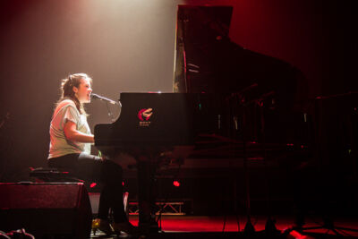 Mathilde Renault @ Les Ardentes 2014, picture 7, photographed by Tom Stessens - FrontView Magazine