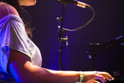 Mathilde Renault @ Les Ardentes 2014, picture 10, photographed by Tom Stessens - FrontView Magazine