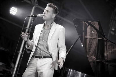 Bent Van Looy & Strings @ M-idzomer 2014, picture 1, photographed by Elke Briers - FrontView Magazine
