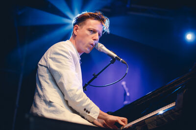 Bent Van Looy & Strings @ M-idzomer 2014, picture 5, photographed by Elke Briers - FrontView Magazine