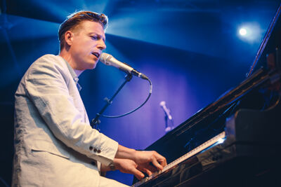 Bent Van Looy & Strings @ M-idzomer 2014, picture 7, photographed by Elke Briers - FrontView Magazine